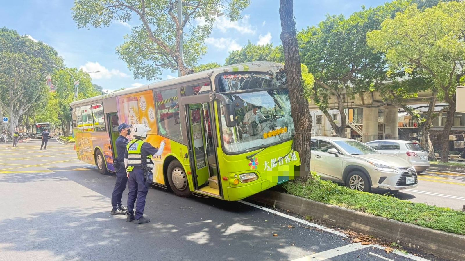 北市中山北路嚴重車禍！公車衝撞路樹　6人受傷