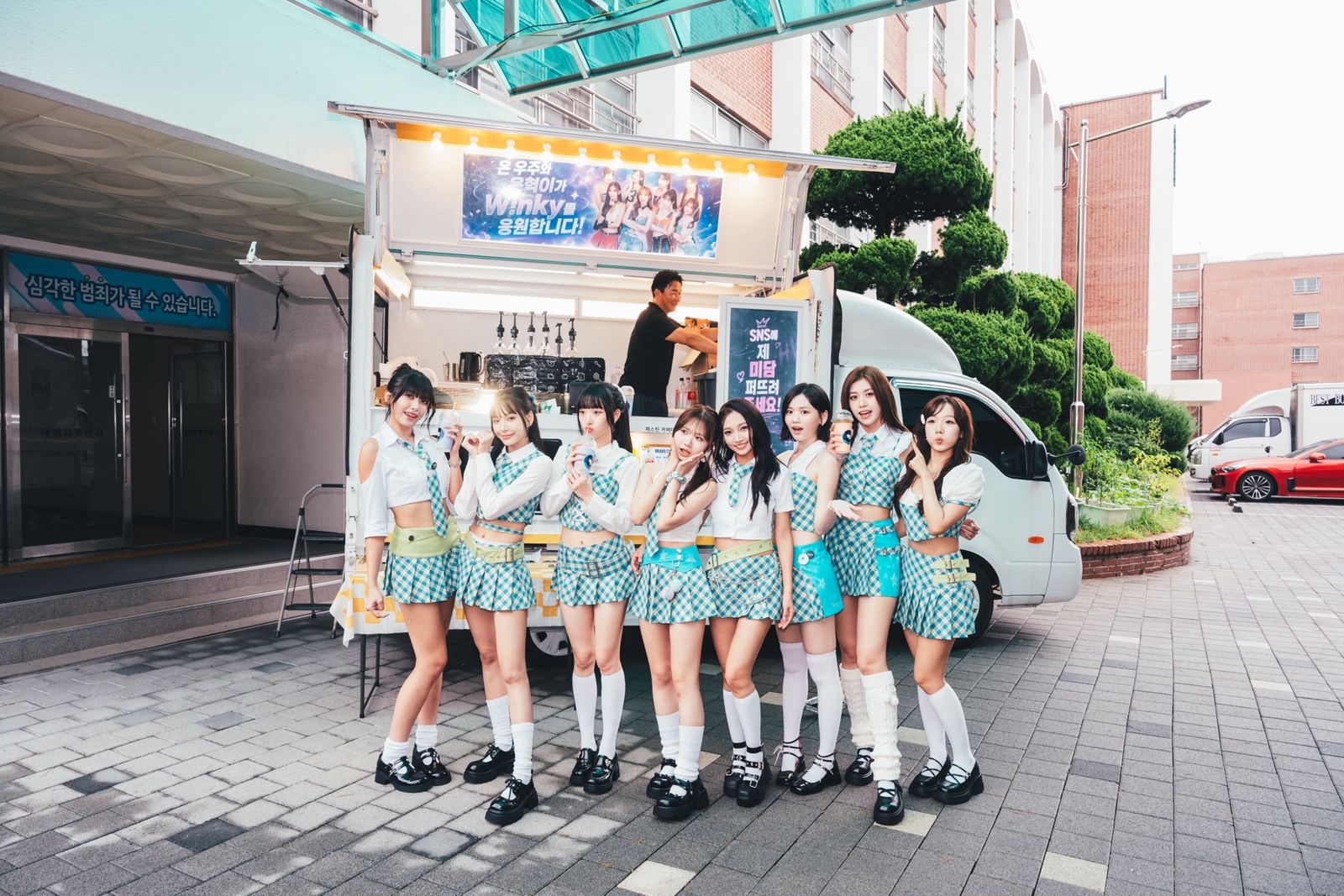 銀赫送餐車應援「台灣女團」出道 私下看完MV再喊:會一直支持