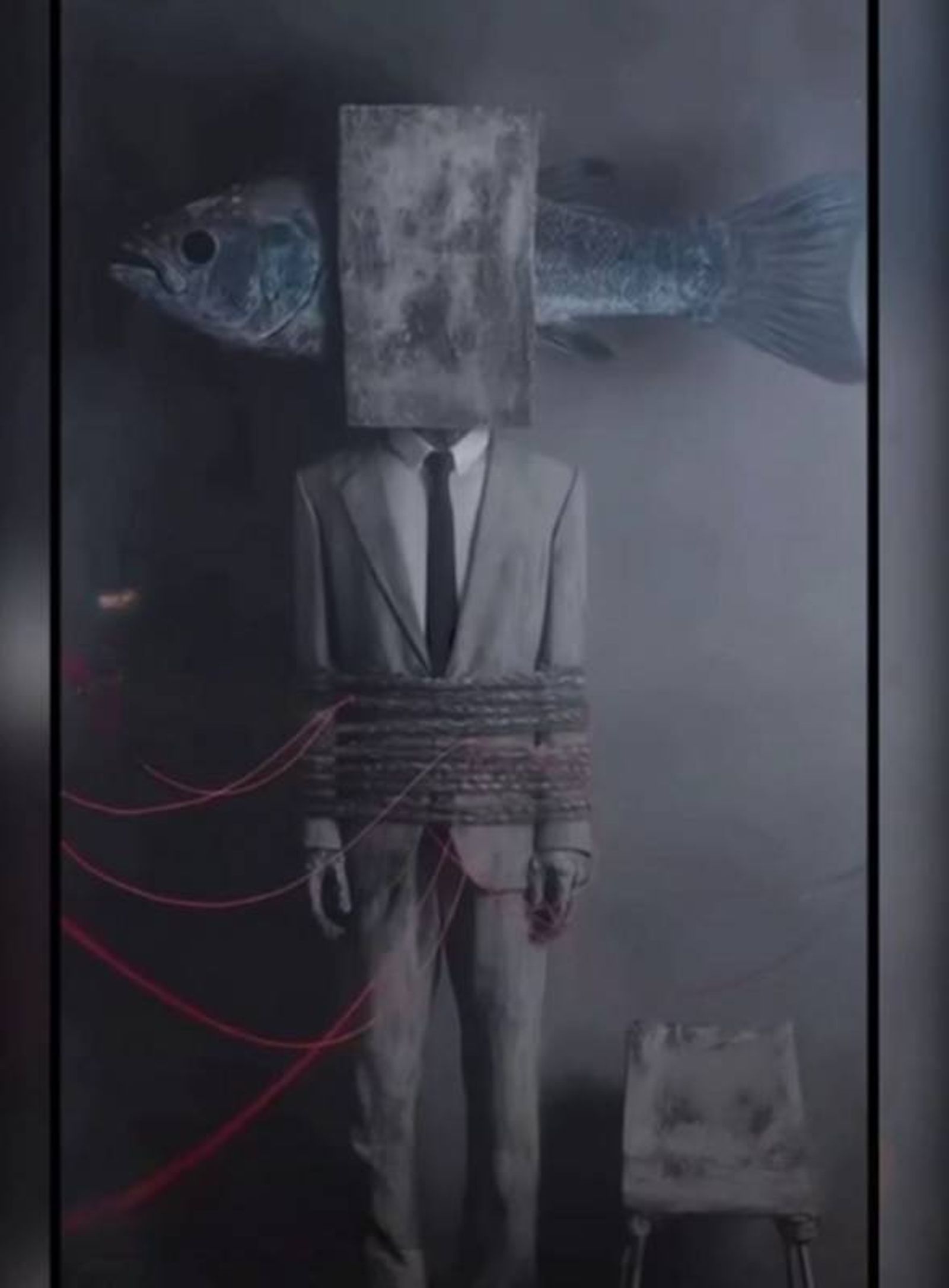 被紅線綑綁的魚頭人,被聯想到于朦朧事件。翻攝TikTok