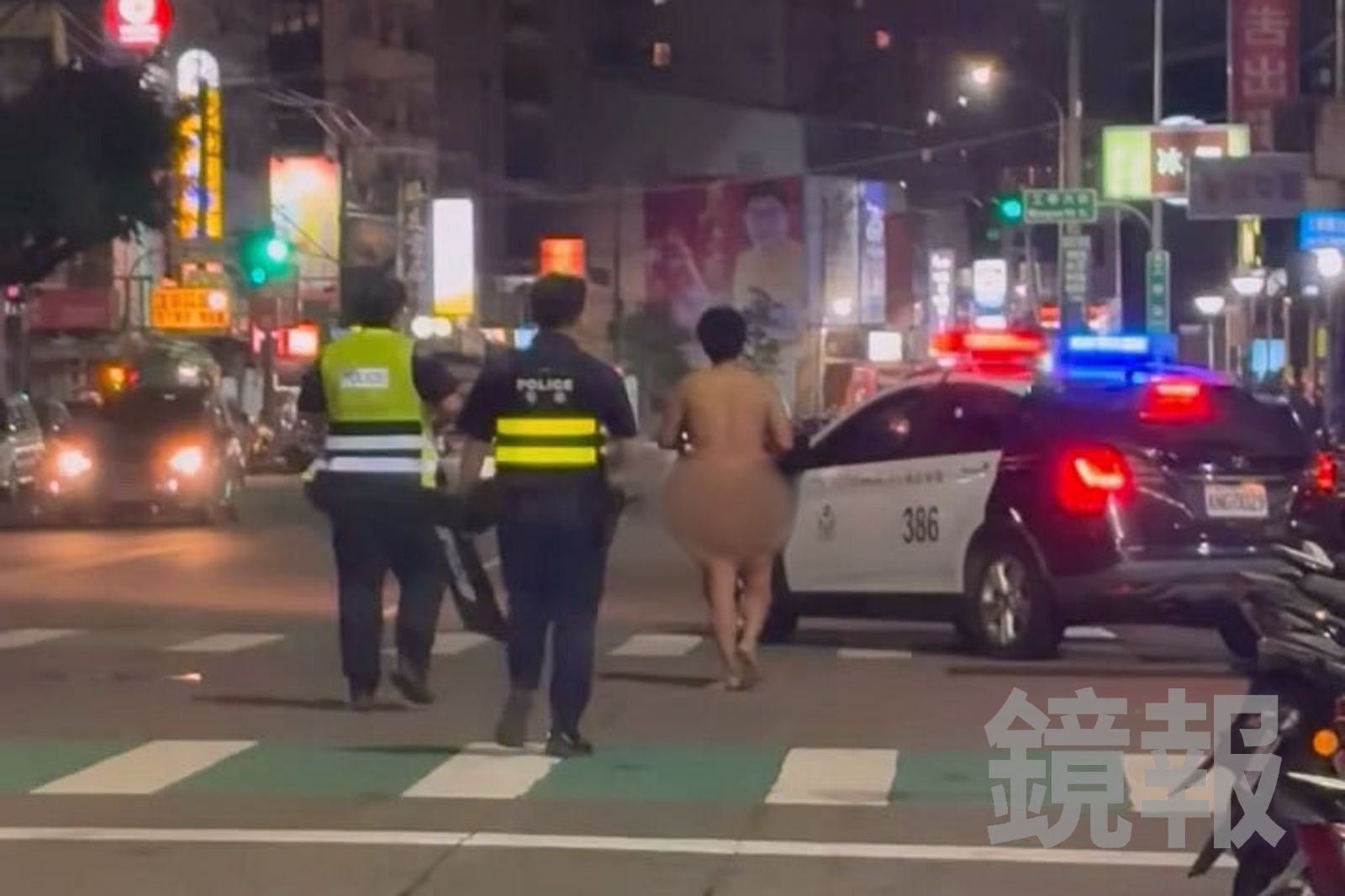 直擊！台中男持刀傷母後「全裸大街狂奔」嚇壞民眾　警網持盾牌圍捕壓制