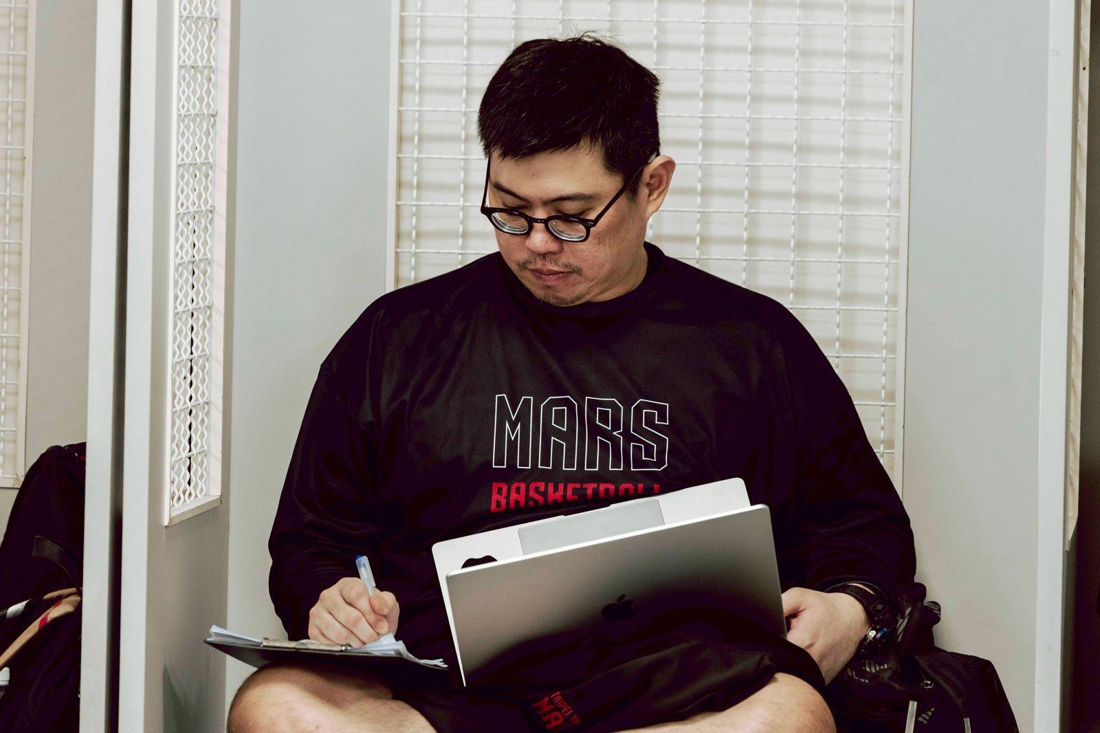 全隊繫黑絲帶！台新戰神分析師楊致寬驟逝　球鞋上「R」貼紙齊悼念