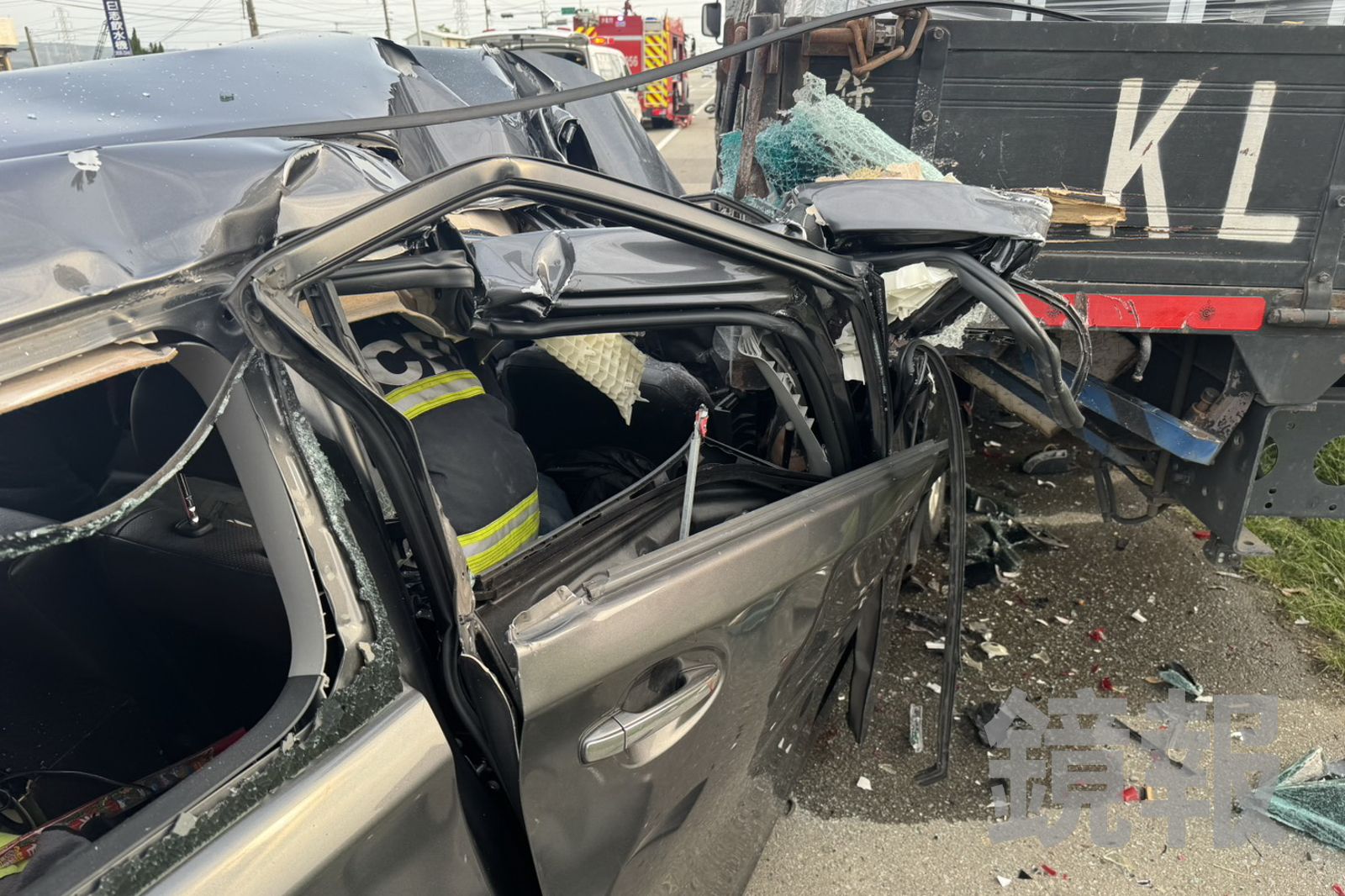 一男一女受困車內，消防隊員出動破壞器材，展開搶救。民眾提供