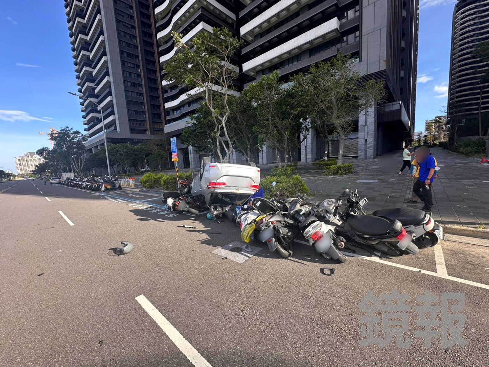 車禍現場像在打保齡球一般。警方提供
