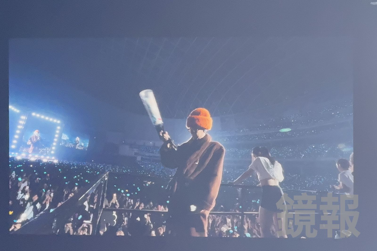 GD坐在專屬花車繞場。讀者提供