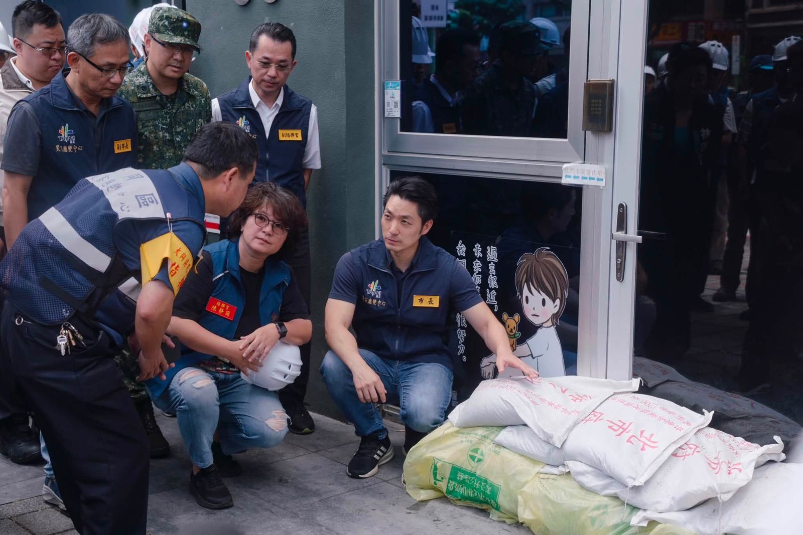 1個月內數度被嗆!蔣萬安勘查北投落石後視察考場 一下車就遭怒吼「6字」...他反應曝光