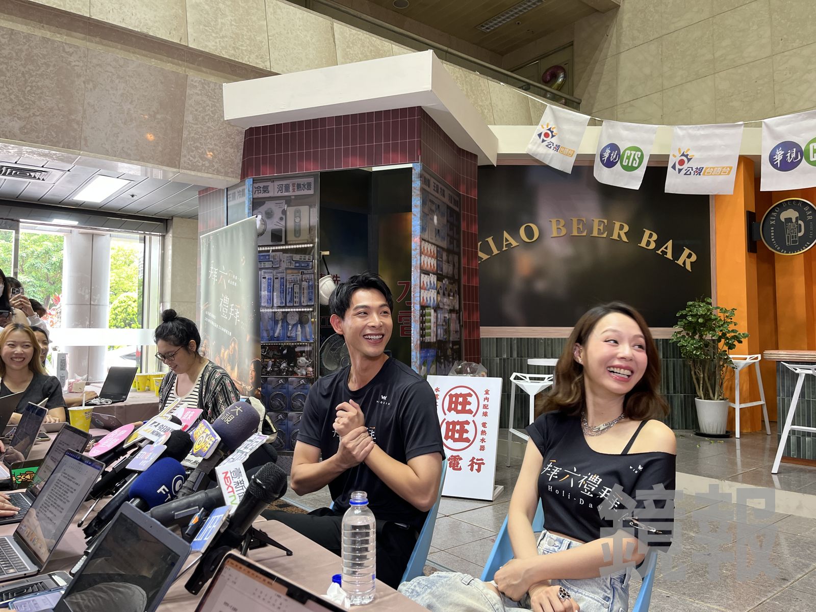 孫淑媚（右）出席《拜六禮拜》記者會見連晨翔（左）被逼問，笑說終於能體會被記者逼問的壓力。劉慧茹攝