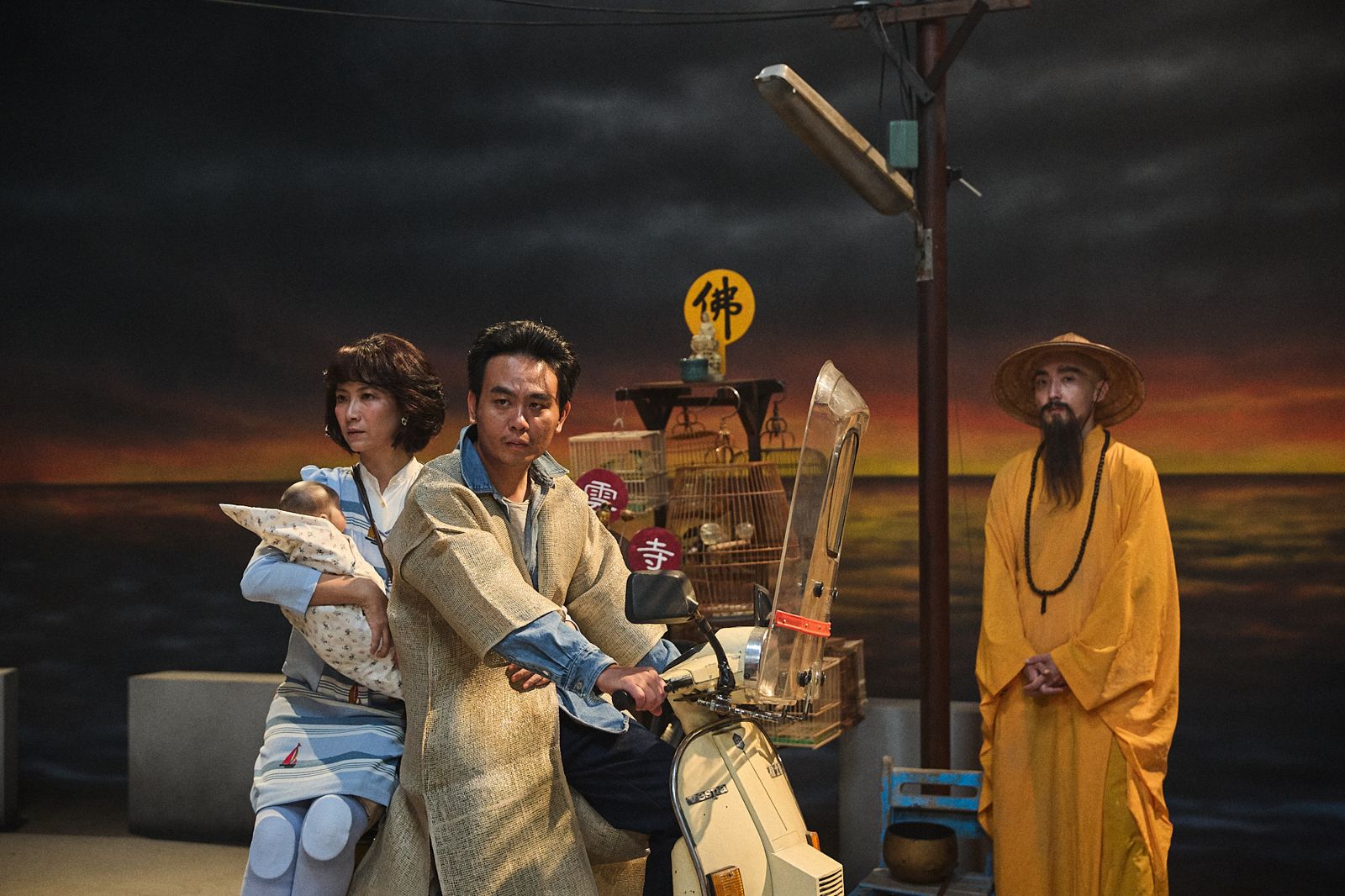 《鯽魚》全片氛圍既魔幻又寫實,徐麗雯(左起)、楊大正、蕭東意演出。公視台語台提供