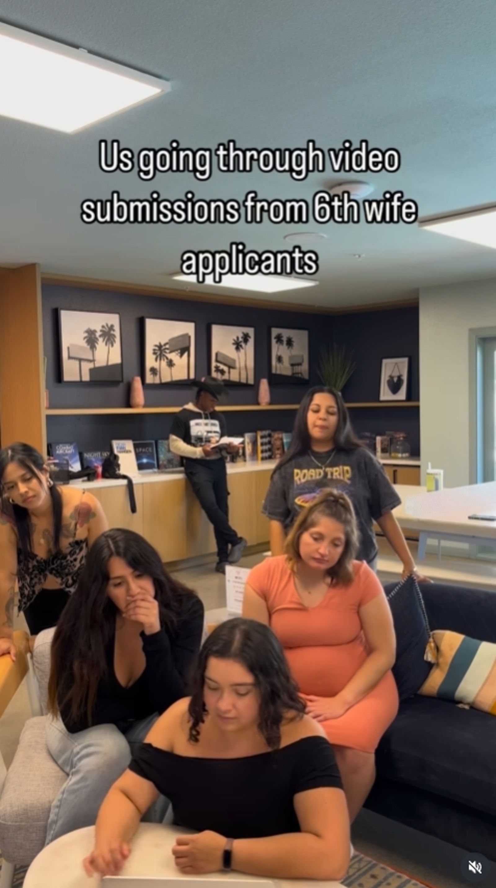 巴瑞特的妻子們正在瀏覽想要成為巴瑞特第6位妻子的申請。圖／翻攝自IG／nextgenbarrett