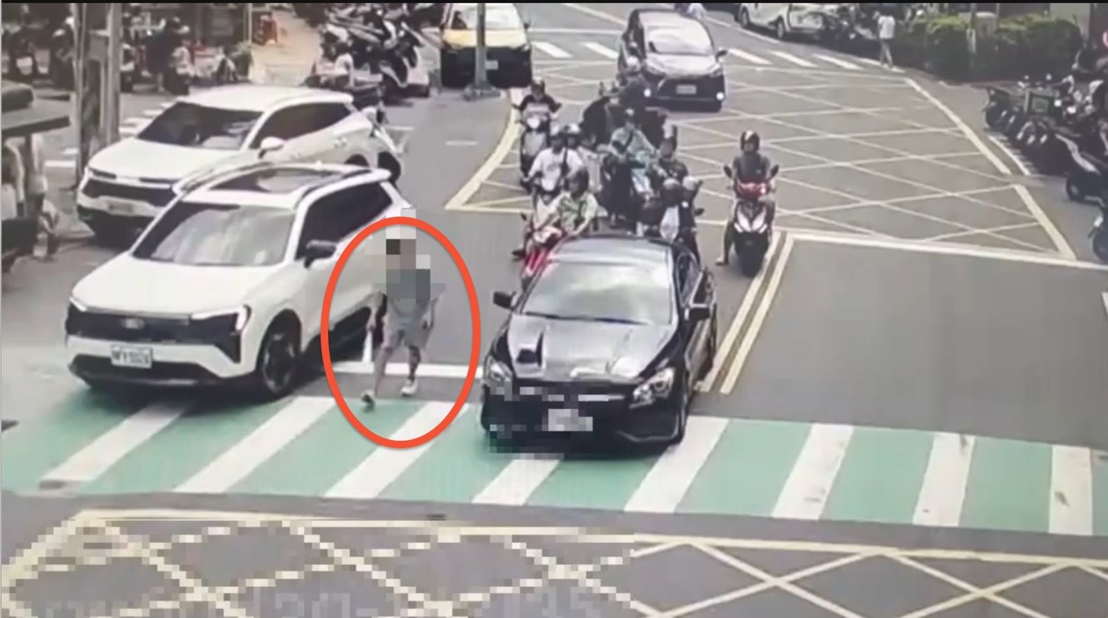 黑幫電影情節真實上演?三重男街頭持刀尋人 當街「攔車掀帽查長相」