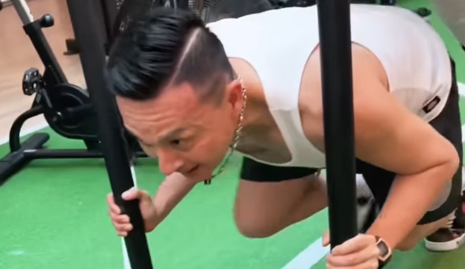 小鐘豁出去了！拼老命「推130kg雪撬機」　53歲驚人體力曝光