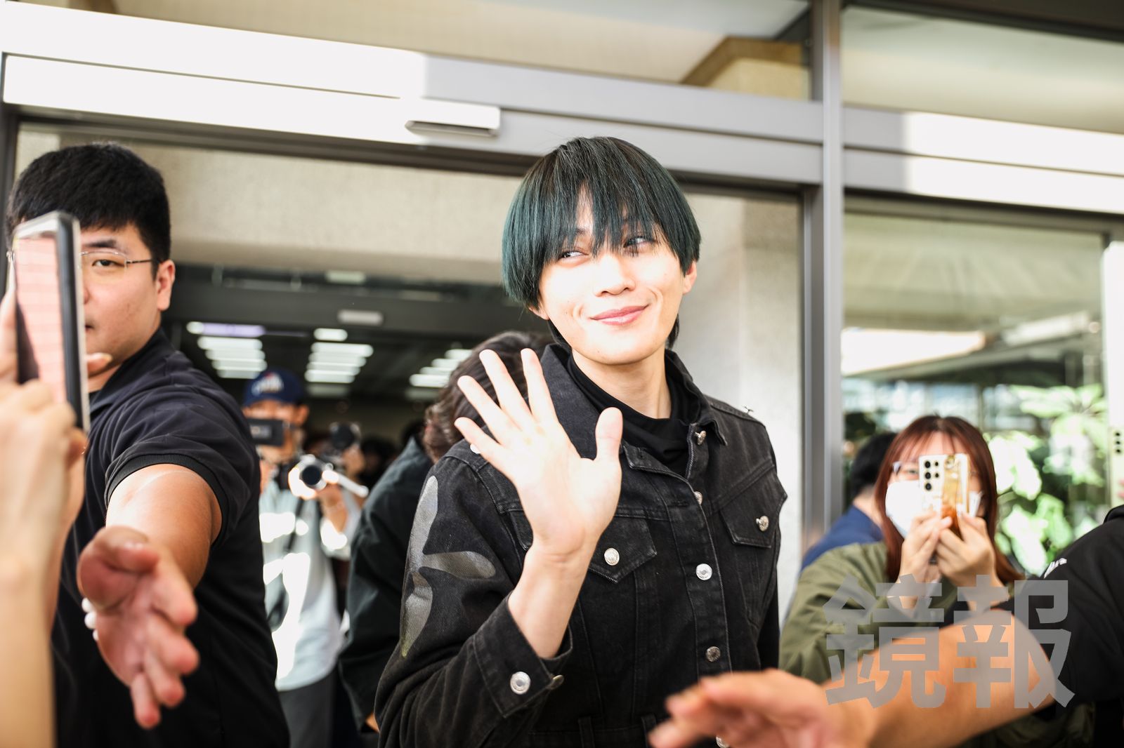 八木勇征吸引400名粉絲接機,沿路不停揮手。鄒保祥攝