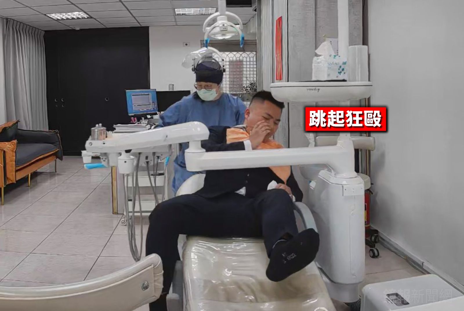洗牙快結束時,周男毫無預警地跳起身來狂毆女牙醫。翻攝畫面