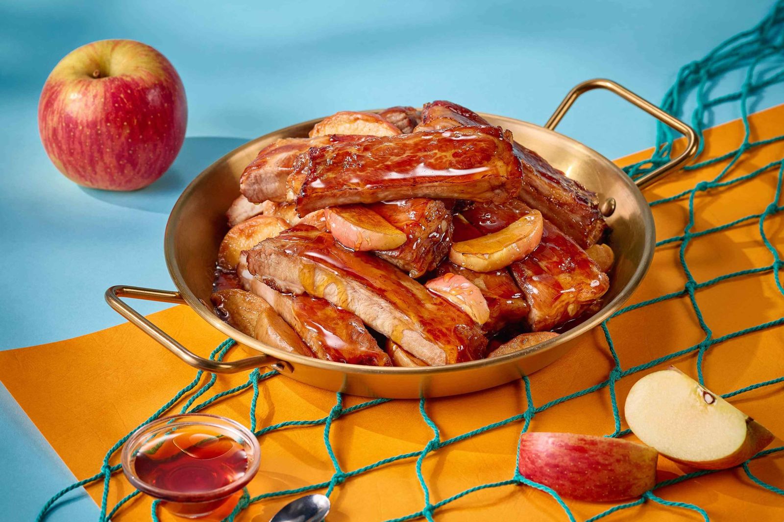 「楓糖蘋果烤豬肋排」甜甜鹹鹹，肉質很有咬勁。