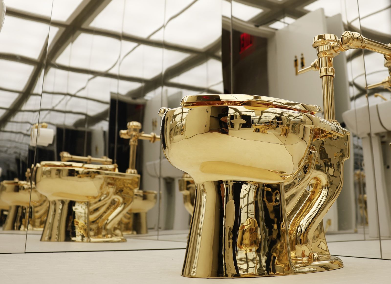 牆上香蕉爆紅!藝術家作品「18K金馬桶」真的可用 富比拍賣會成交天價曝