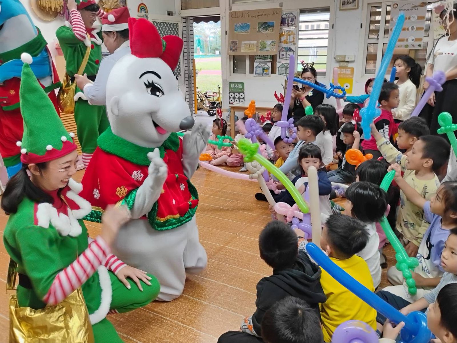 園方走進學校，化身聖誕老人，為孩子們送上聖誕驚喜。（遠雄海洋公園供圖）