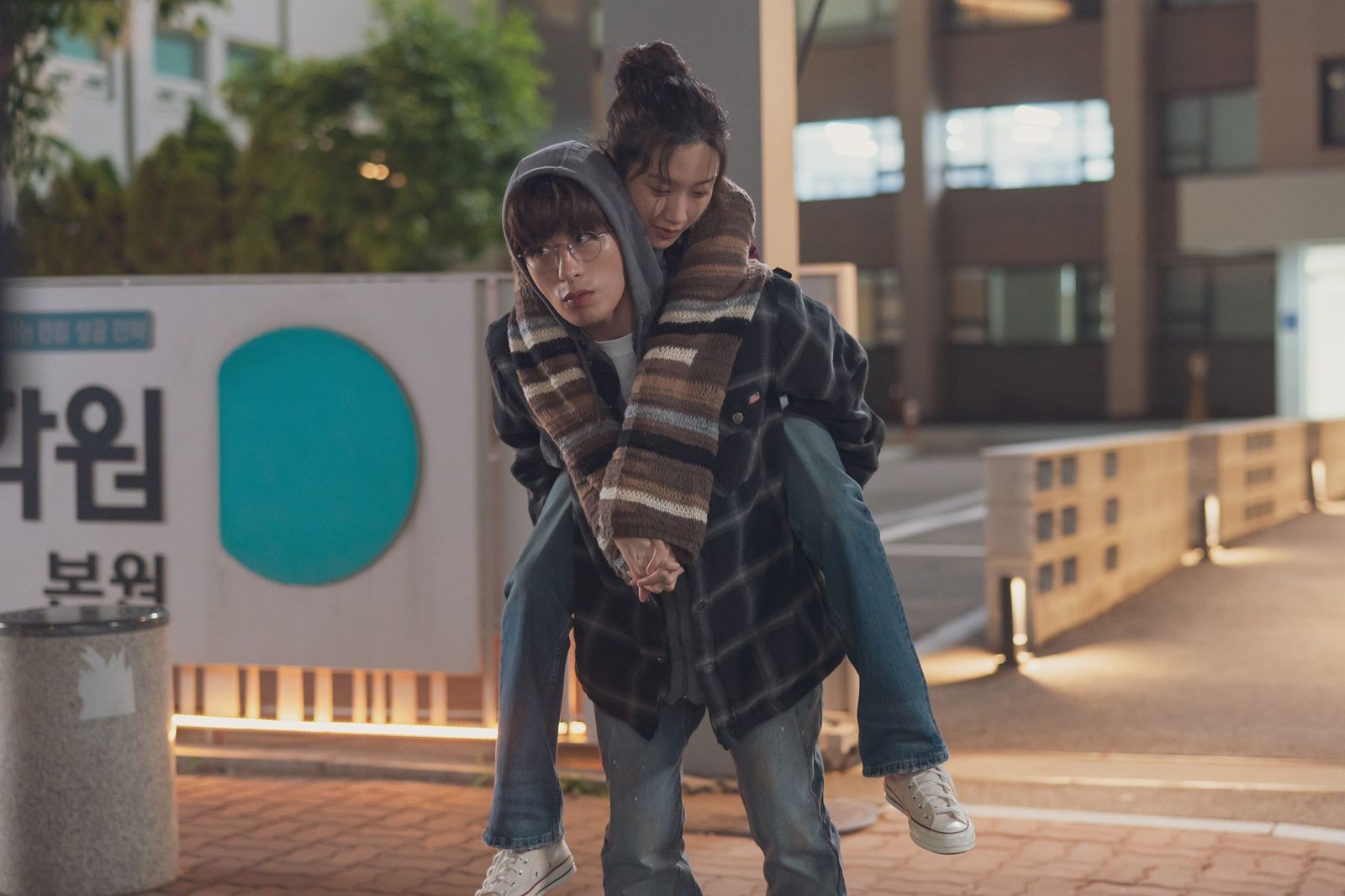 具教煥（左）與文佳煐飾演一對戀人。車庫提供