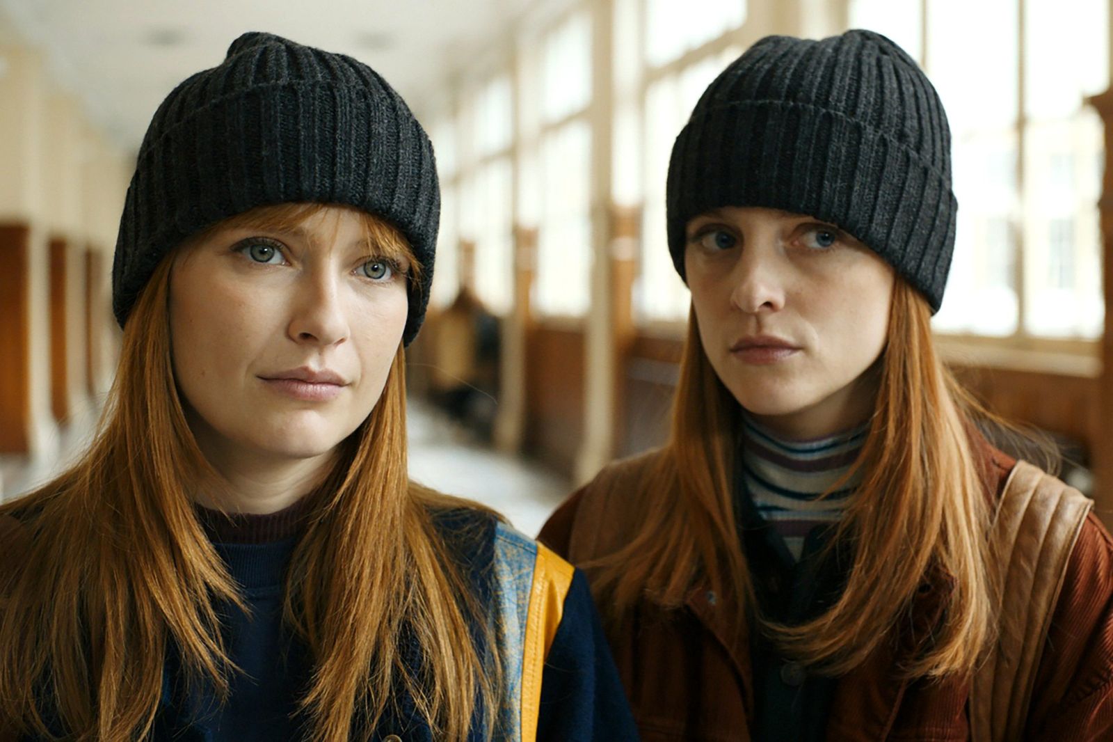 卡蜜兒(左)和閨蜜梅蘭妮《天才琴手》飾演鋼琴家「普萊納姊妹」比雙胞胎還像雙胞胎。海鵬影業提供