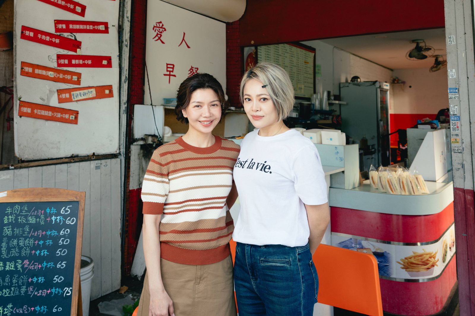 戴愛玲（右）邀于子育演出新歌MV。華納音樂提供