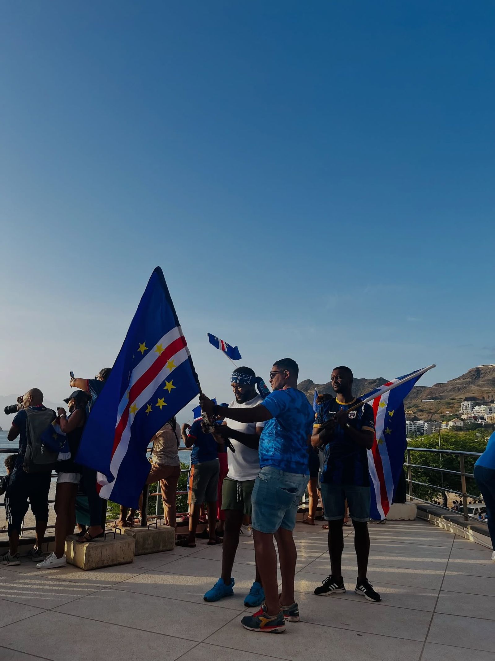 「藍鯊軍團」勝利後,維德角人民紛紛上街頭慶祝。圖/翻攝自X@OkayAfrica