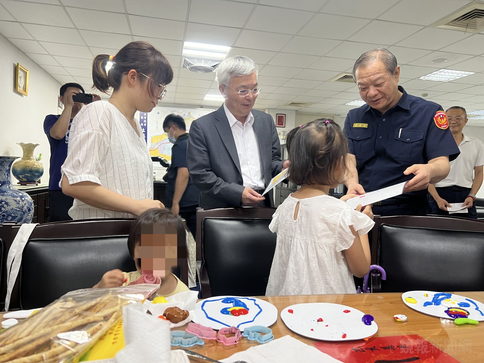 202劉宗鑫稚女送上塗鴉畫作給警政署長張榮興、新北市警局長廖訓誠。呂健豪攝