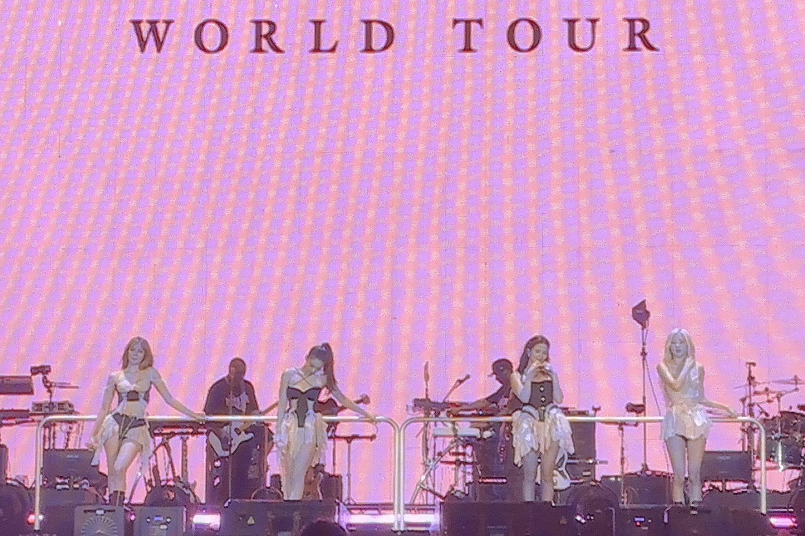 四人一起性感熱舞。讀者提供