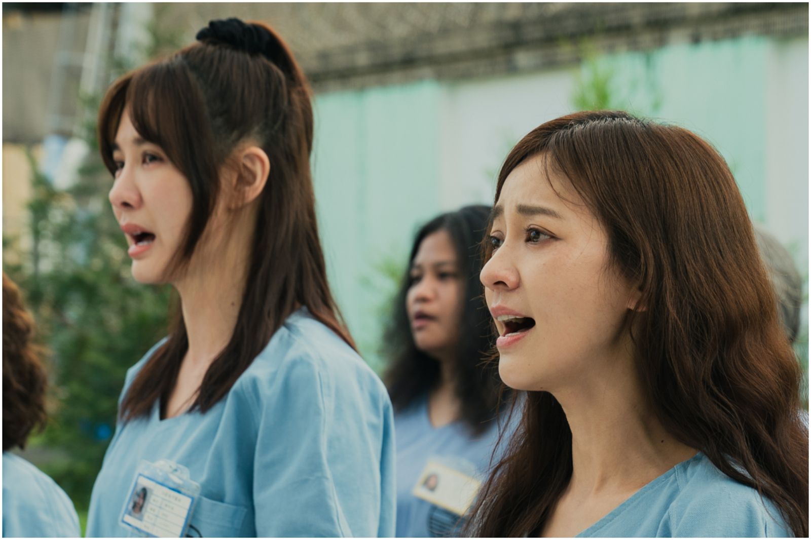 陳意涵(右)與安心亞在《陽光女子合唱團》都飾演女受刑人。壹壹喜喜提供