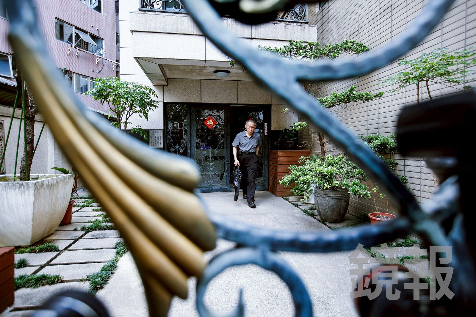 柯P出來了／柯文哲今返北院　開庭前17分招牌高腰褲現身