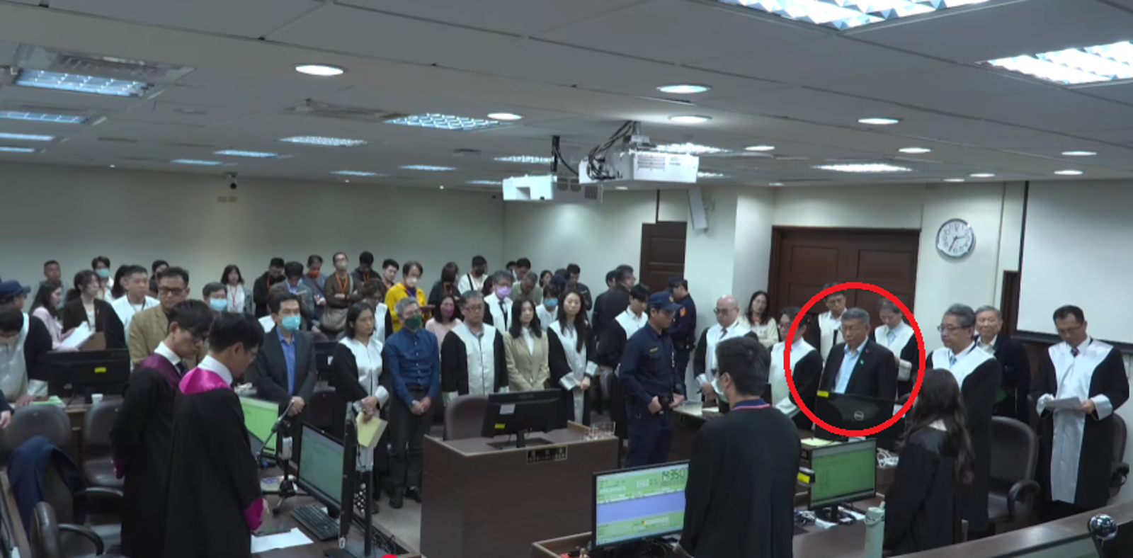 柯文哲重判17年反應曝!法庭公播影片上線 宣判當下他轉頭看這