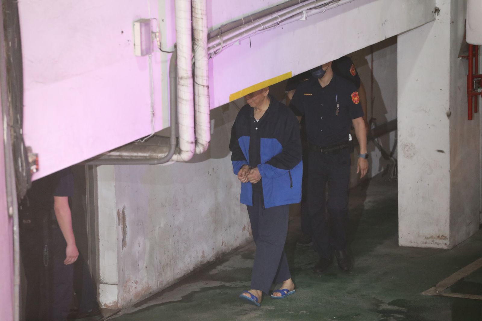 柯文哲京華城案開庭！藍白拖現身北院　沈慶京坐輪椅、陳佩琪旁聽挺夫