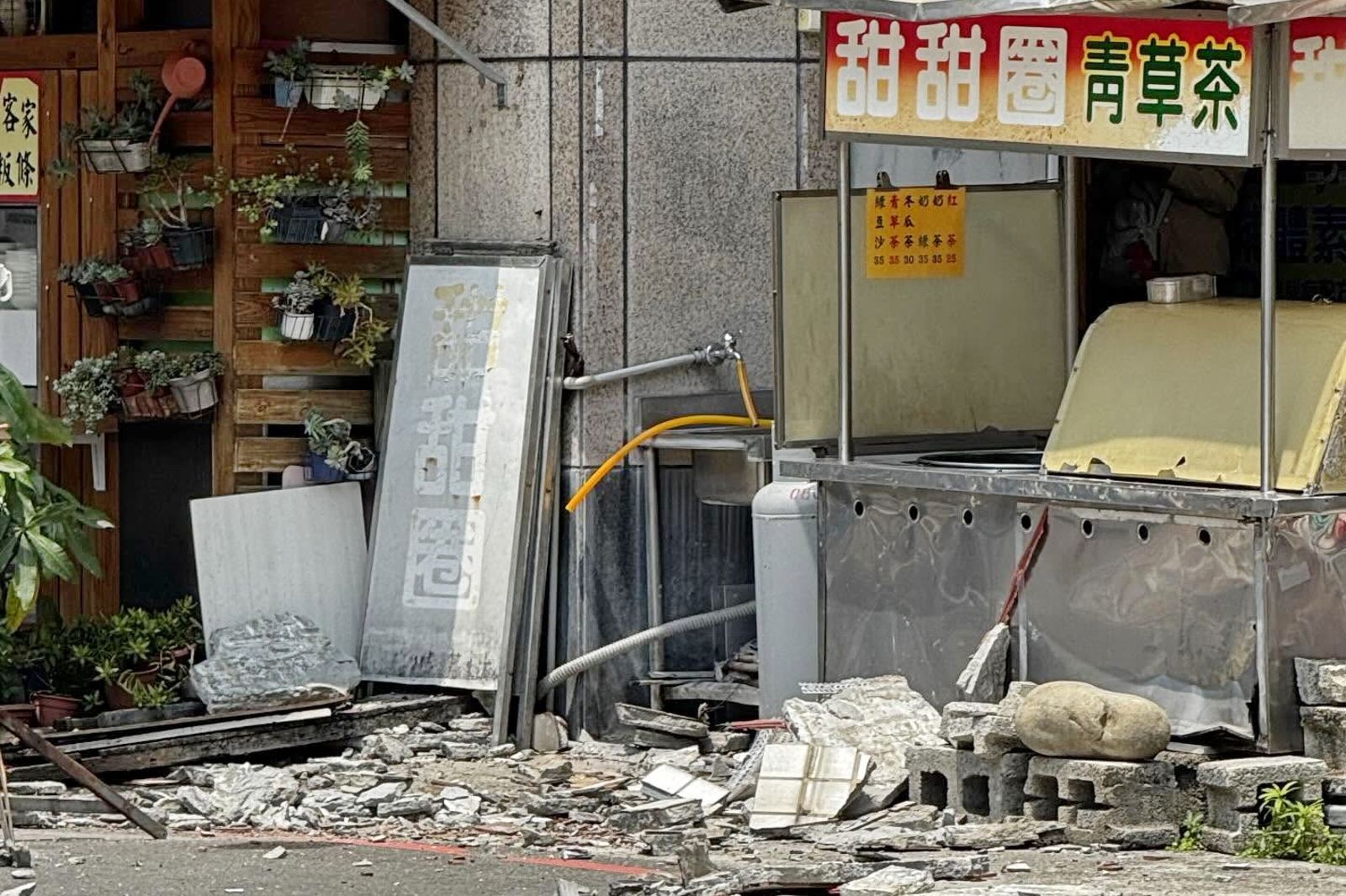 寶慶街大樓發生磁磚掉落意外，滿地都是碎石塊，還好沒砸到人。畫面翻攝threads 5277ricky