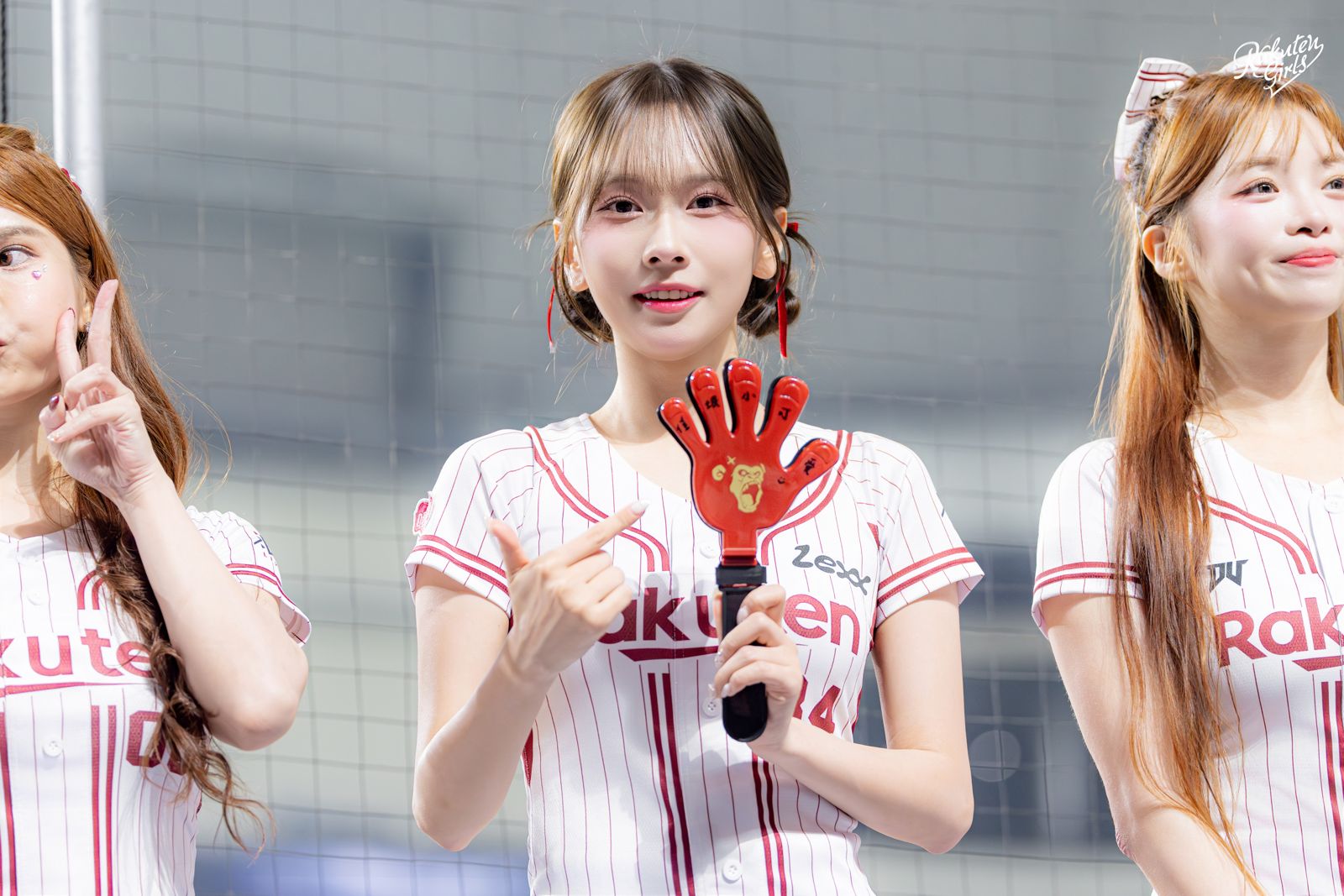 金佳垠大巨蛋應援壓力大落淚！筠熹「摸頭殺」暖心擁抱：想起異地出道的自己