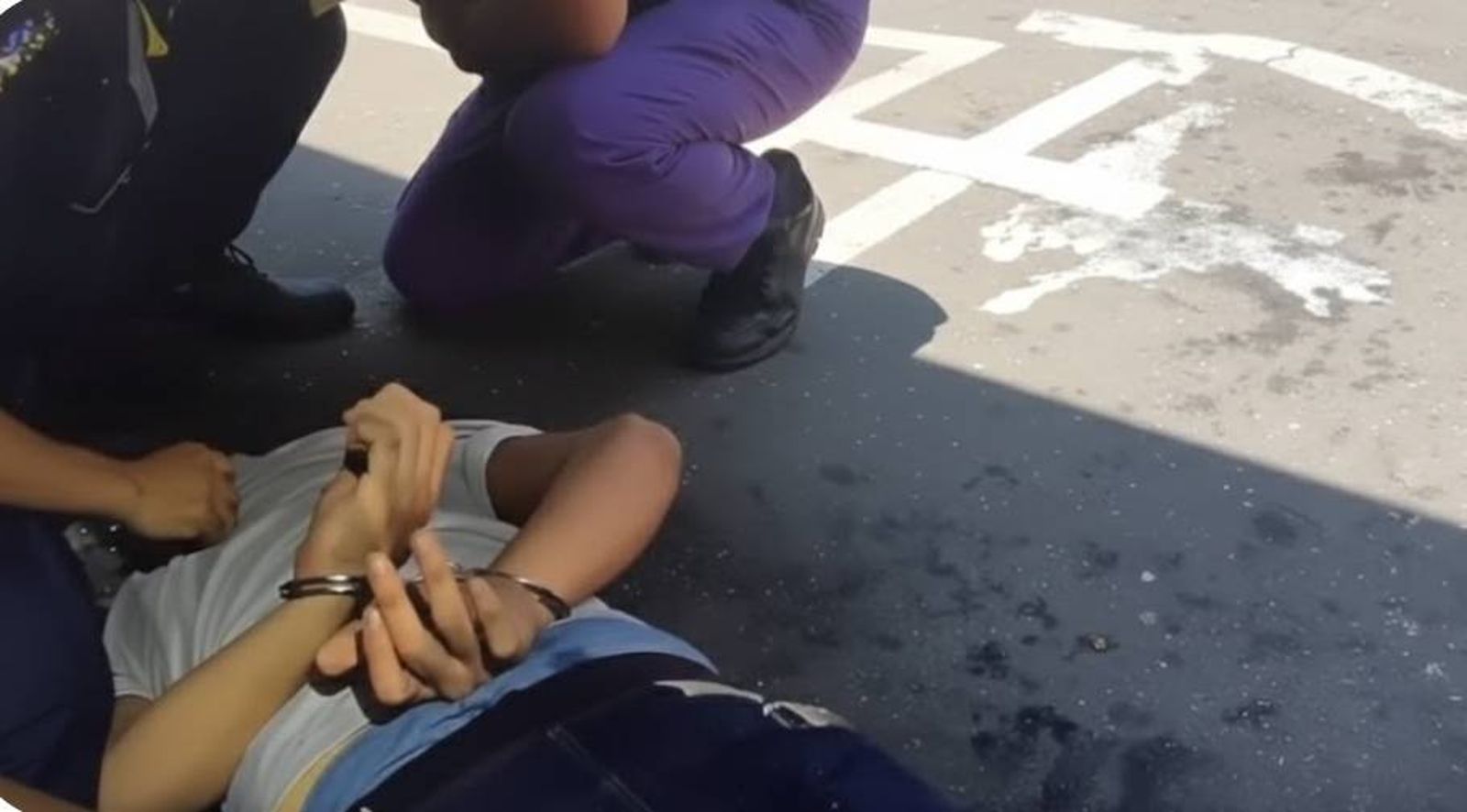 毒蟲闖紅燈拒檢急踩油門　2警盤查慘遭拖行輾壓...只判10月