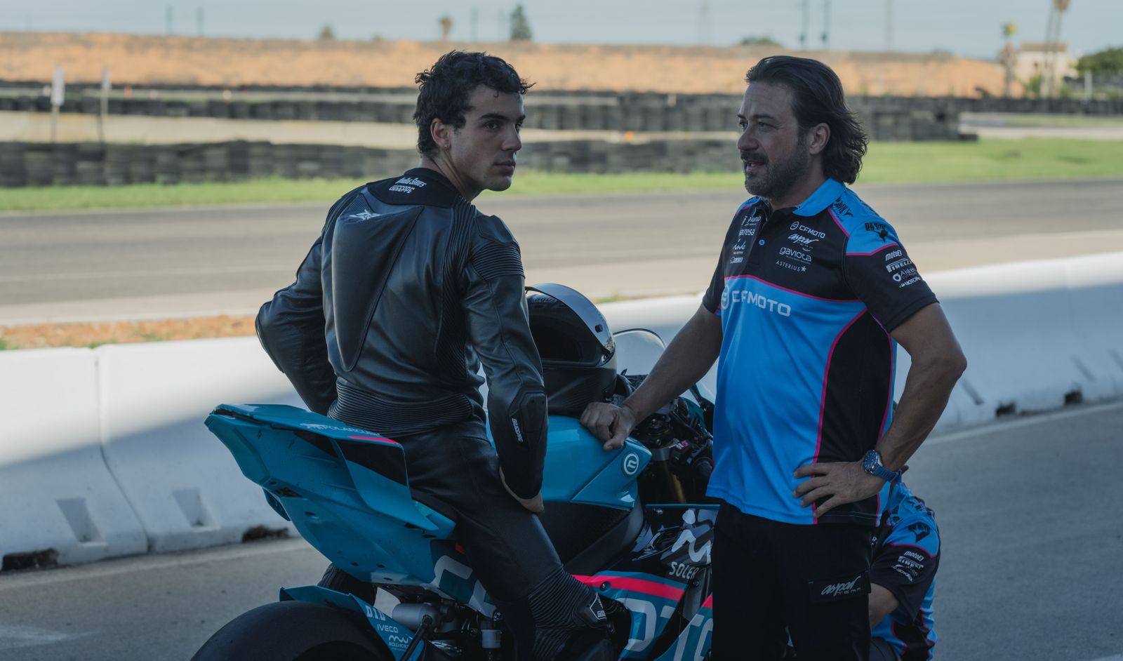 二輪版《F1電影》來了！傳奇車手6界世界冠軍「火星人」跨界現身　《Moto極速傳奇》賽道實拍極限過彎