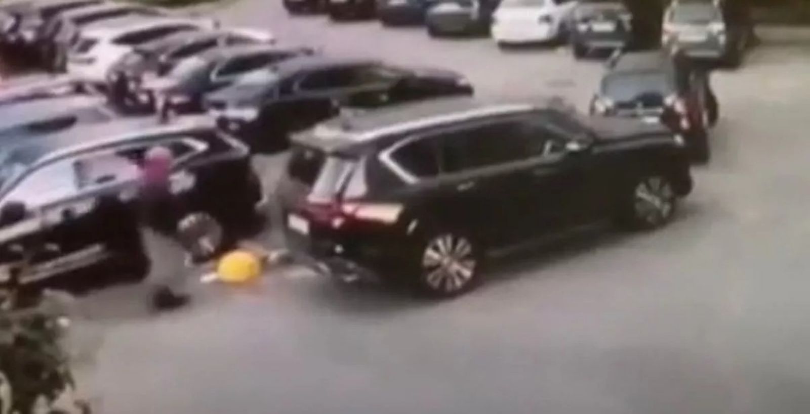 阿嬤在一輛黑色休旅車下「丟包」，目的是要炸死車主、一名親普丁的軍火商。圖／翻自《每日星報》