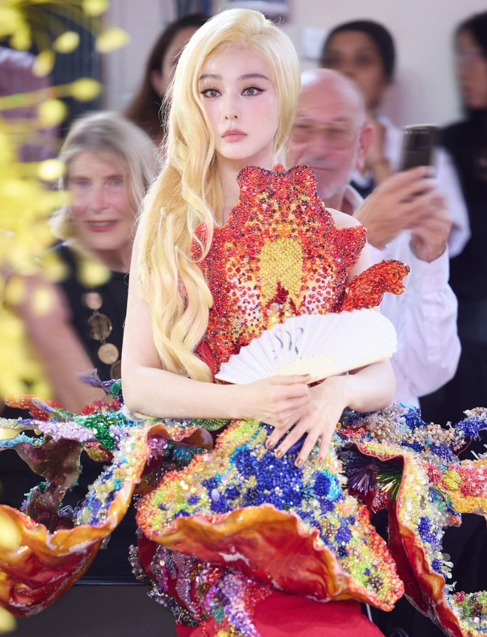 范冰冰穿上一席宛如深海珊瑚世界般的華麗禮服。翻攝bingbing_fan IG