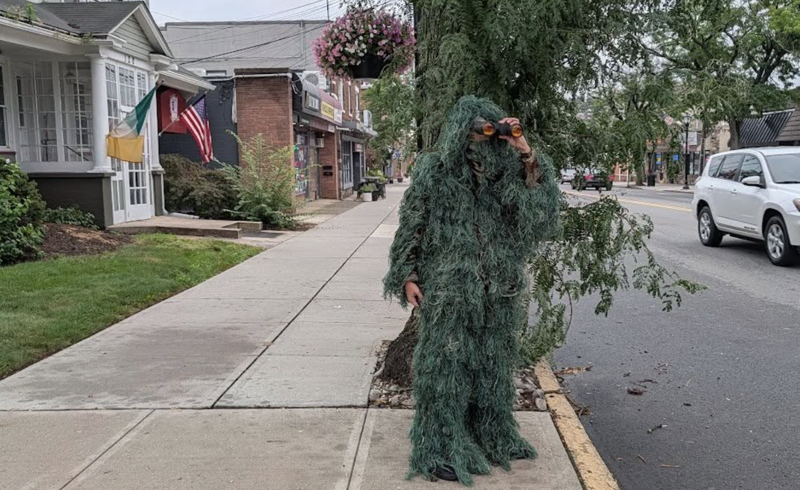 警察扮「灌木叢」蹲路邊抓低頭族!6小時狂開74張罰單...網敲碗:我家庭院讓你躲