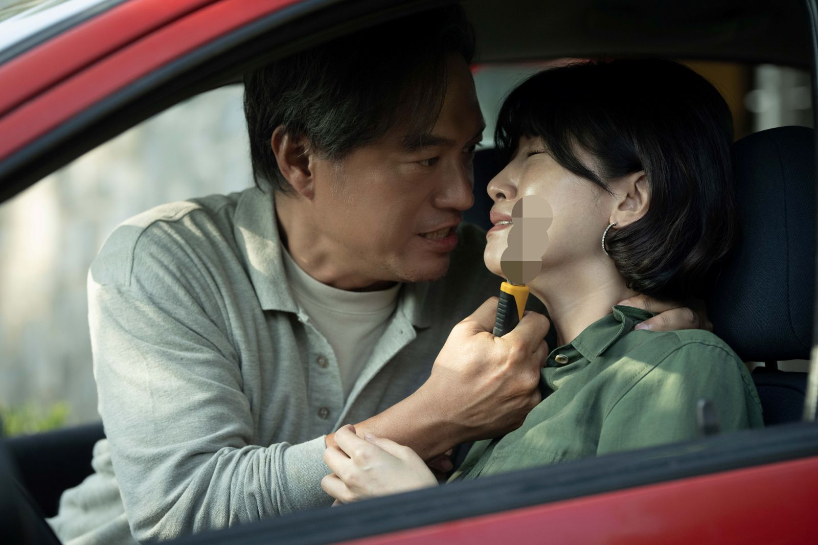 張翰（左）與朱芷瑩（告）的幸福家庭在第4集中毀於一旦。CATCHPLAY+、公視、大慕可可提供