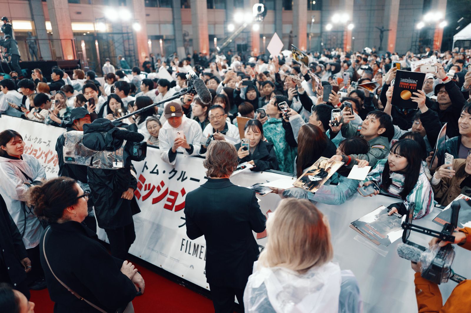 湯姆克魯斯出席《不可能的任務:最終清算》日本首映會為粉絲簽名。UIP提供