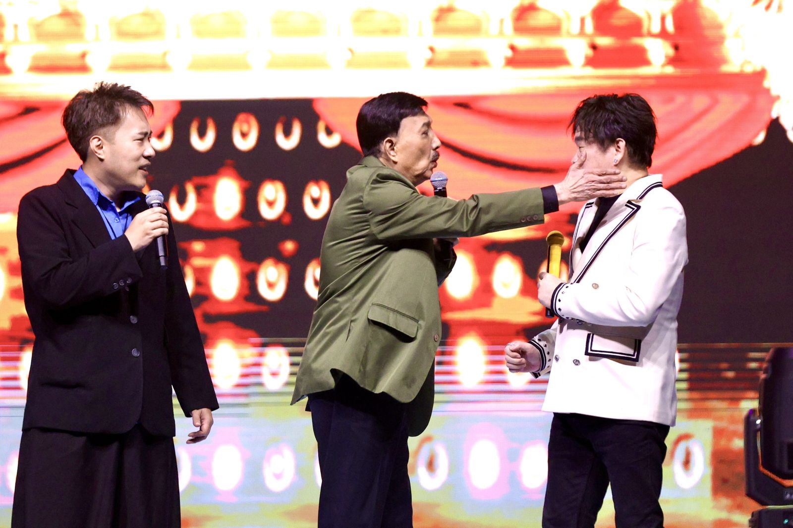 康康(右)也被余天呼巴掌。劉耀勻攝