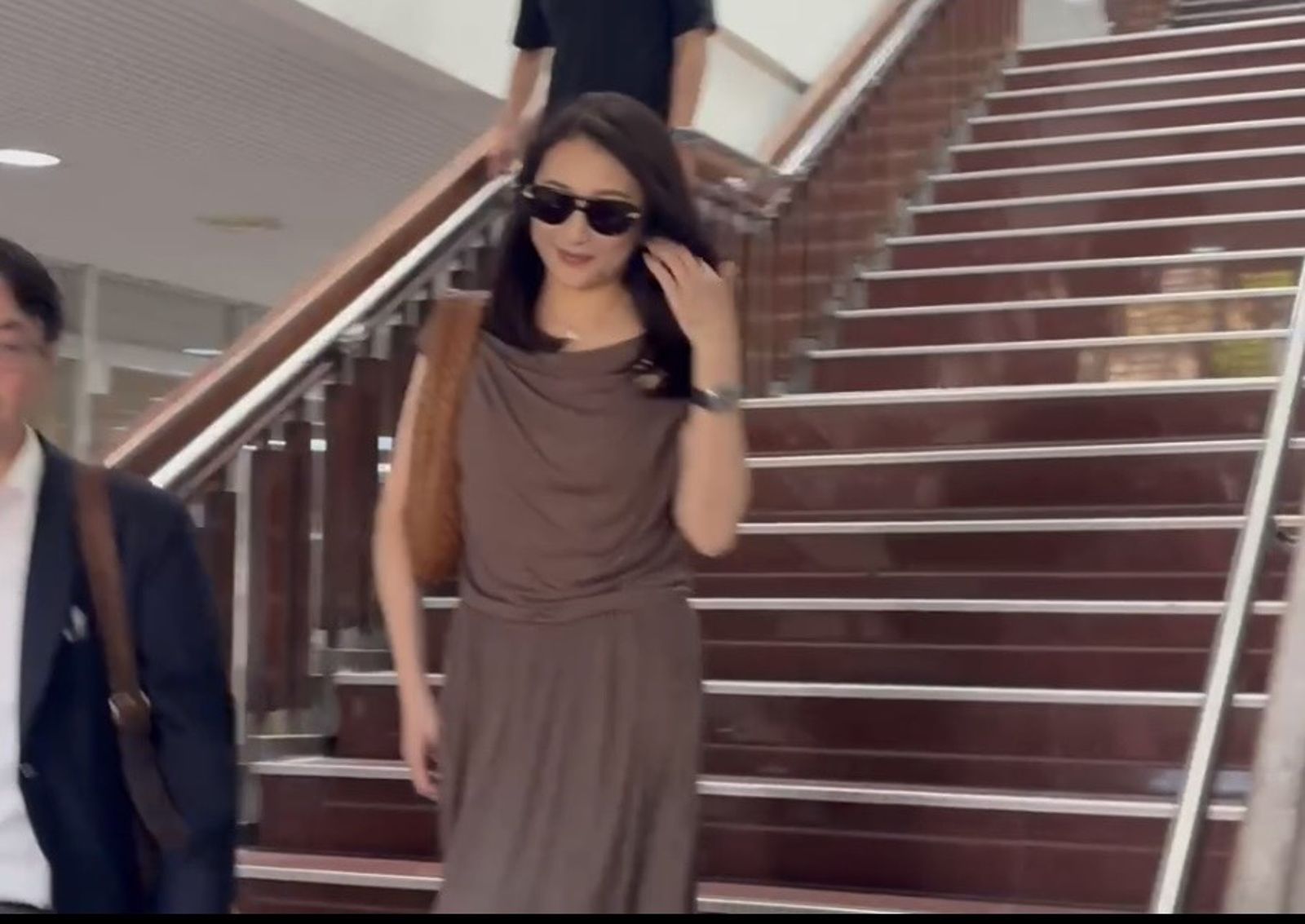 豪門辣媳王婉玲又來了!肩背「陳幸妤愛牌」名牌包霸氣現身 家暴案認罪求緩刑