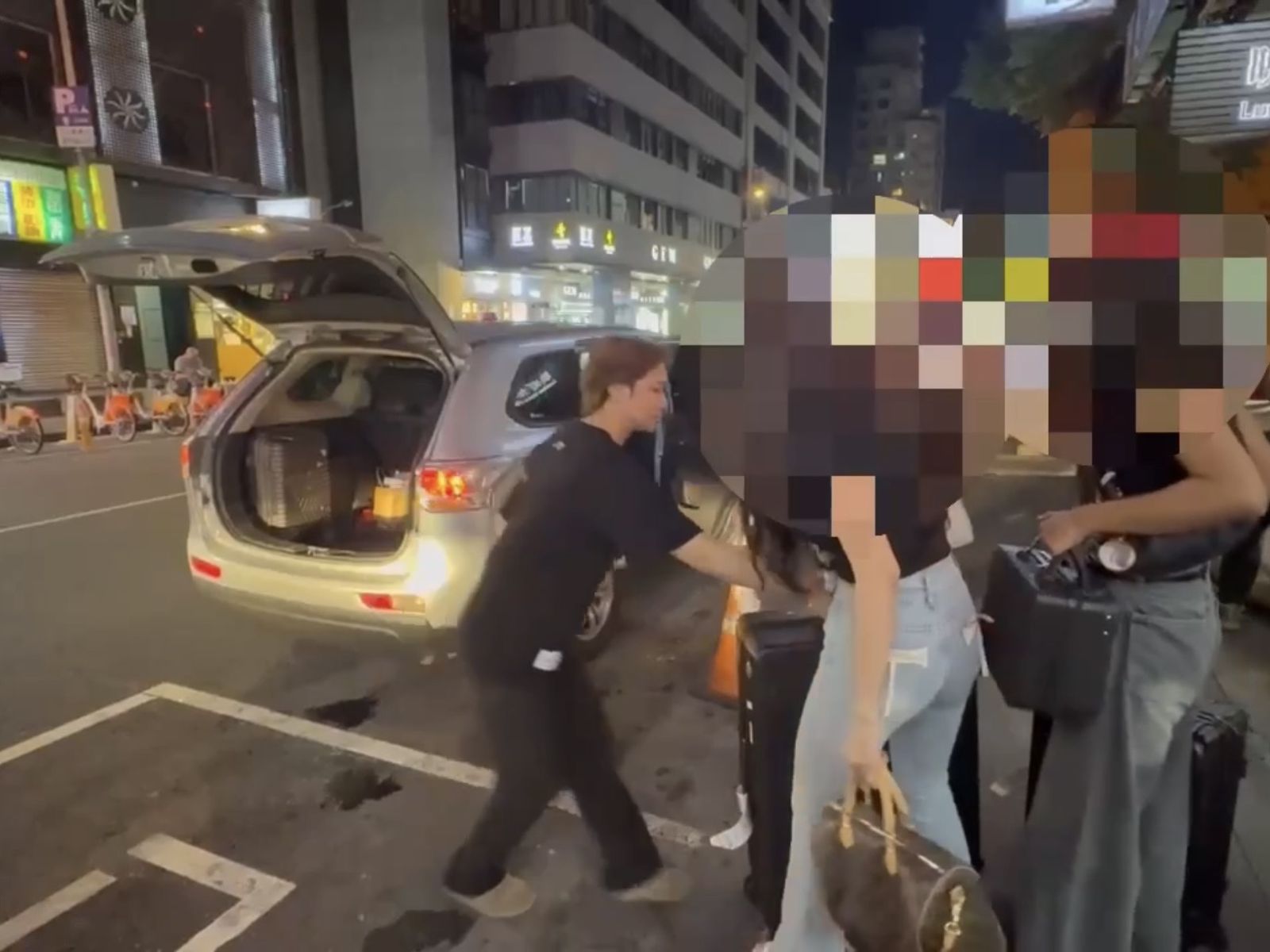 許多被逮的應召女都非本國籍，遭逮捕時連全身家當都一併帶到警局。翻攝畫面