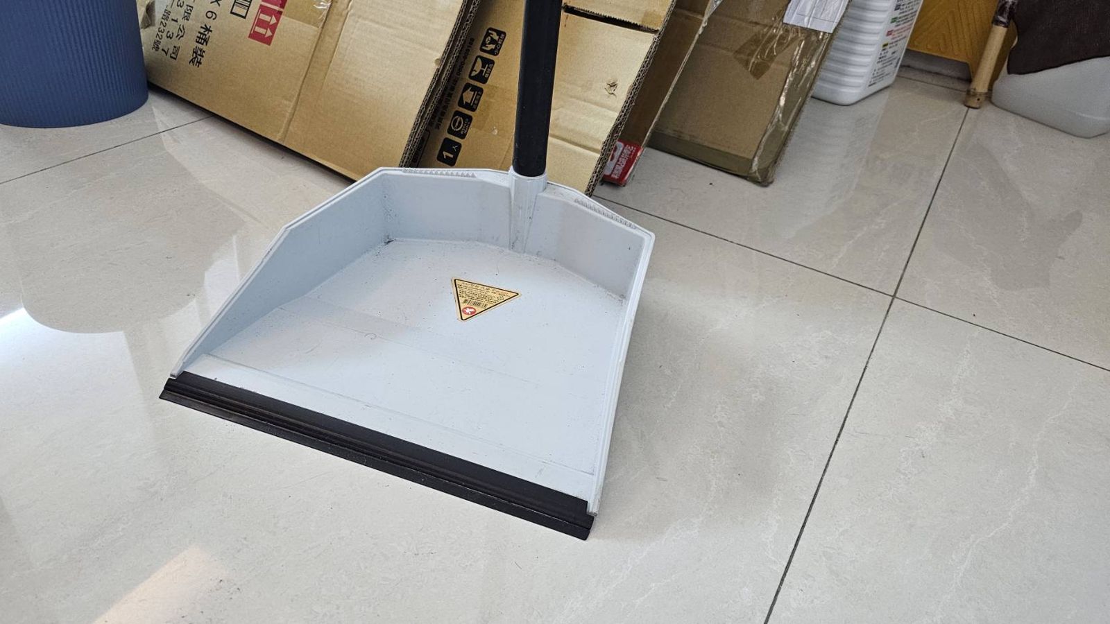 男子「在畚箕拉屎」家裡堆成垃圾屋　人妻忍耐27年終於崩潰了