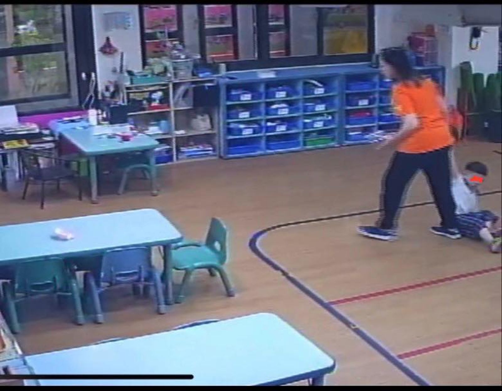 扯！3歲童變肉身拖把還慘遭「蓋布袋」　高市貴族幼兒園驚傳職工虐童