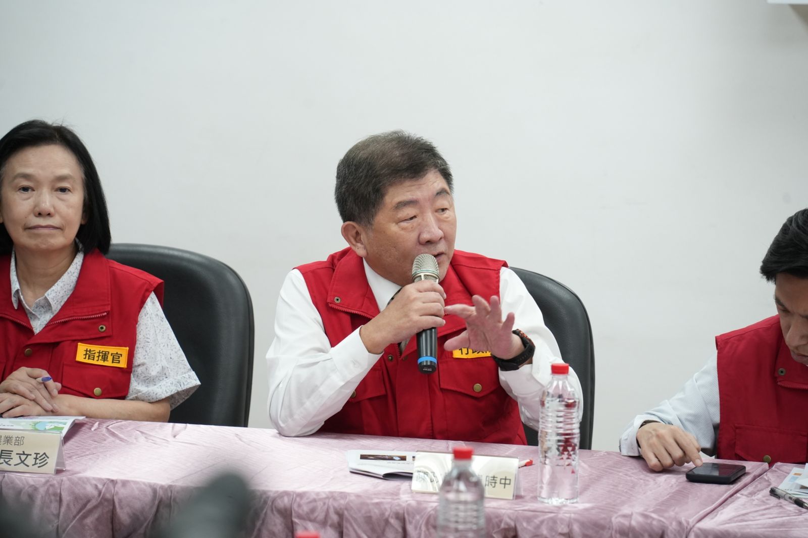 台中非洲豬瘟涉事豬農澄清了!陳時中:不是追究責任 再穿紅背心成焦點