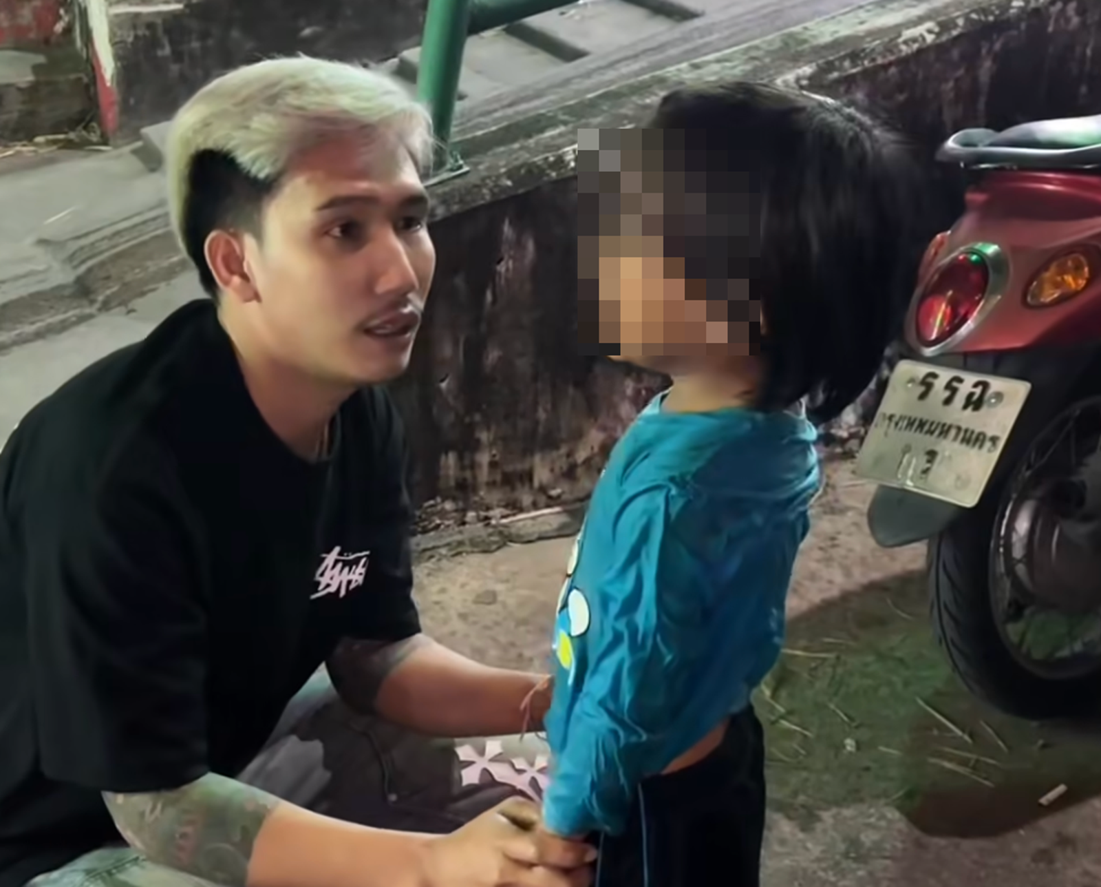 女童為撿錢不慎落水！年輕老闆跳水救人意外揭發「長期虐待」黑幕