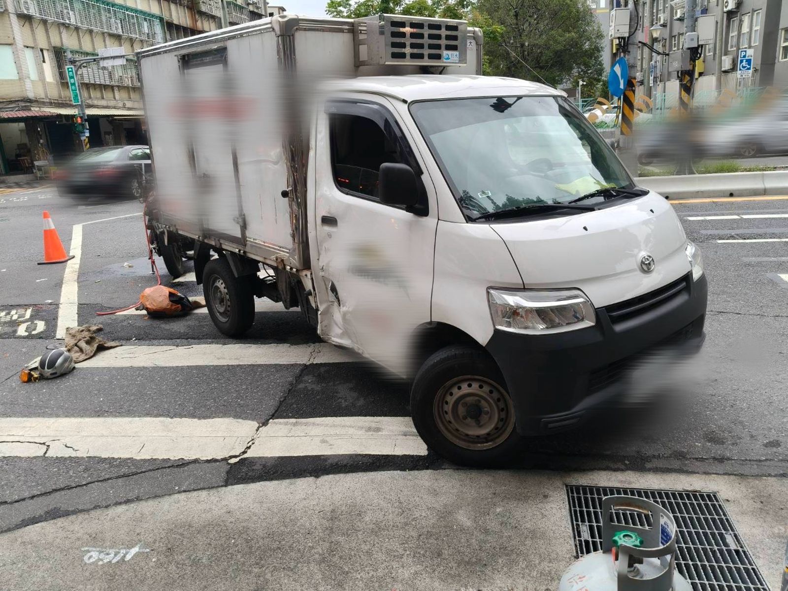 萬華死亡車禍！貨車疑左轉未禮讓　瓦斯外送員當場重摔不治