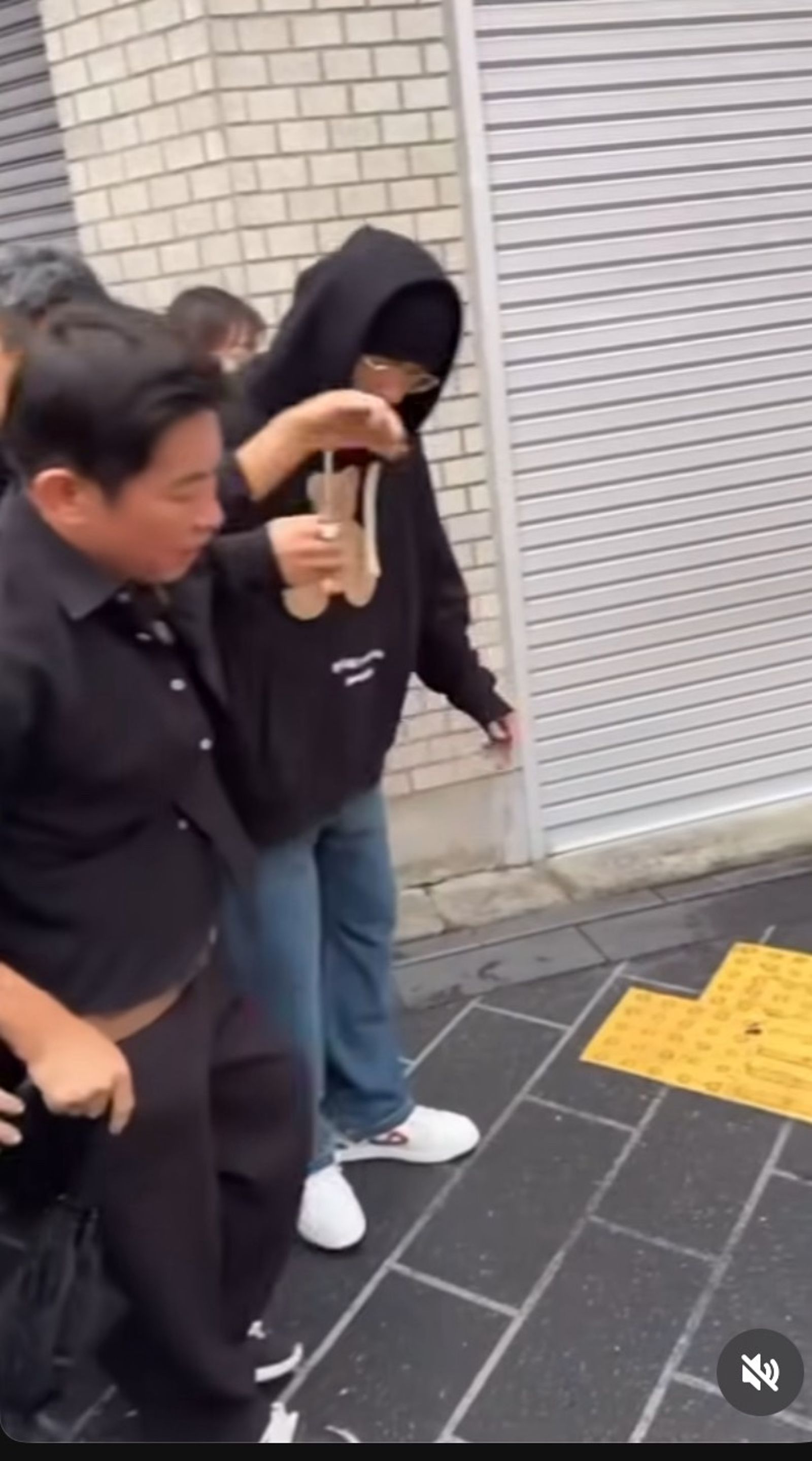 阿杜被大批追星群眾從後方推擠跌倒，連周杰倫都要出手相扶。翻攝小紅書