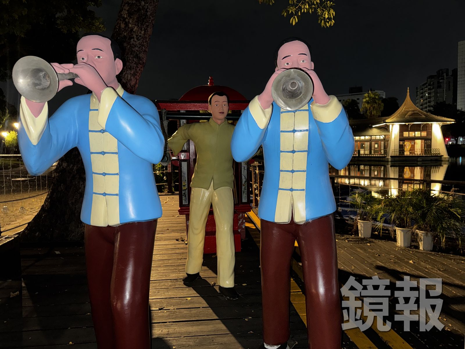 象徵喜慶的紅色花轎內部空無一人,兩名身穿藍衣的人偶五官僵硬、眼神空洞,迎親畫面相當詭異,甚至有人聯想到民俗傳說中的鬼娶親場景。圖/攝影林建鋒
