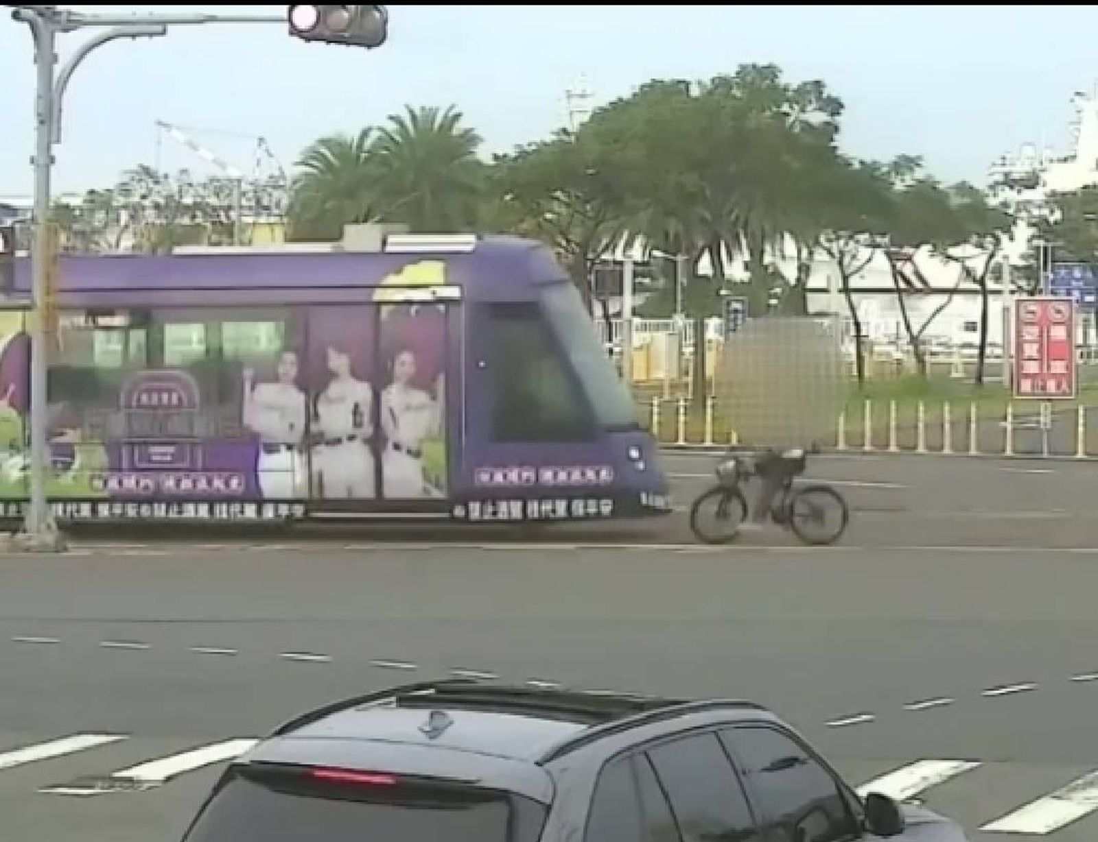 有片／高雄輕軌今年第16撞！阿伯騎單車疑搶快違規右轉　列車迎面來還不讓險遭輾