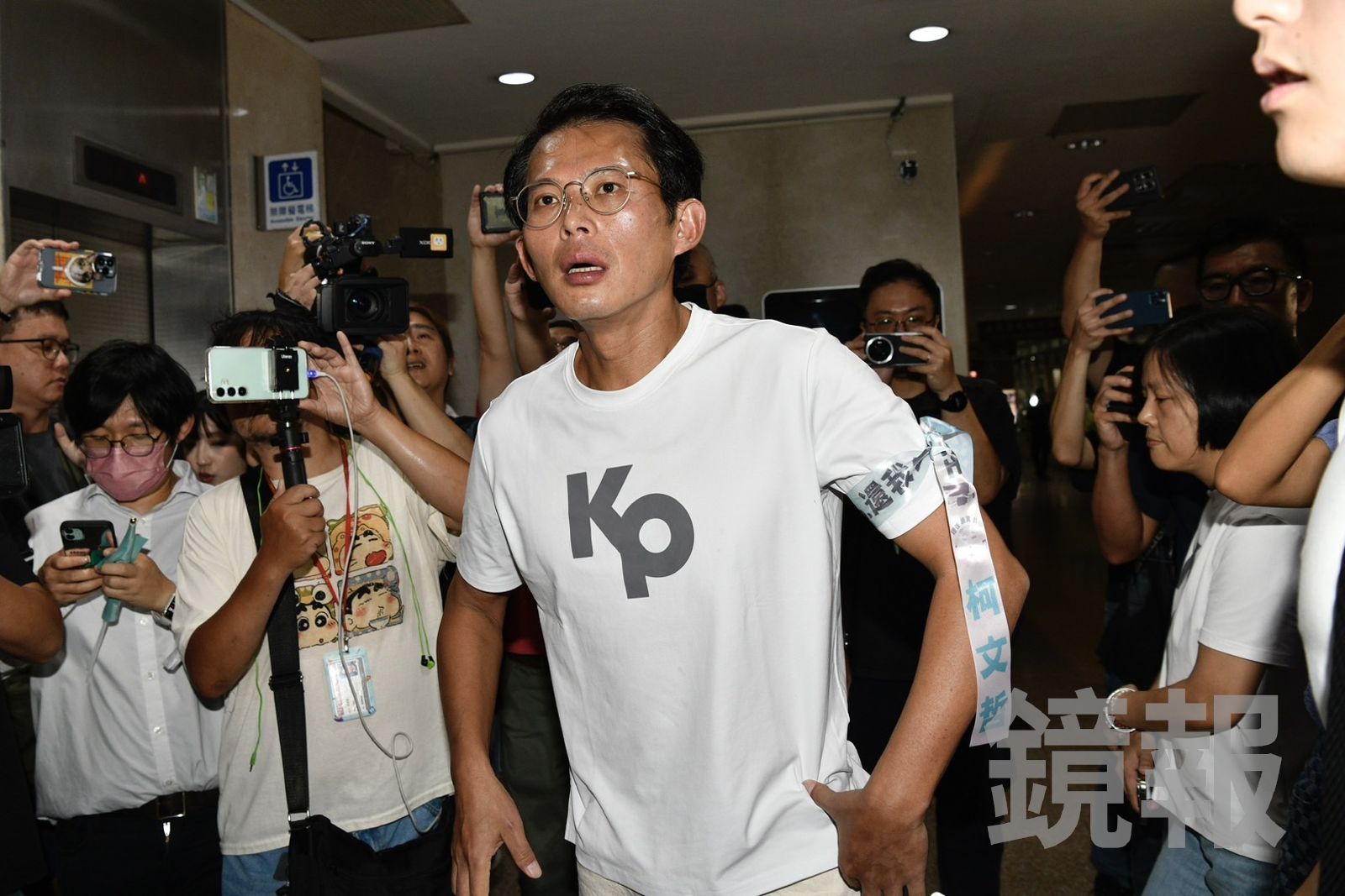 柯P出來了／北院外小草聚集嗨起來　黃國昌籲「別限制阿北言論自由」